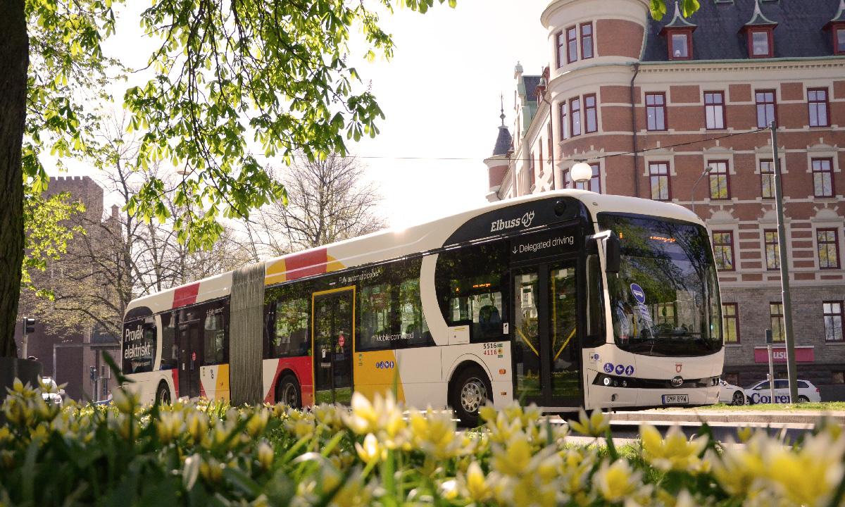 Ein Bus, der durch ein frühlingshaftes Linköping fährt.