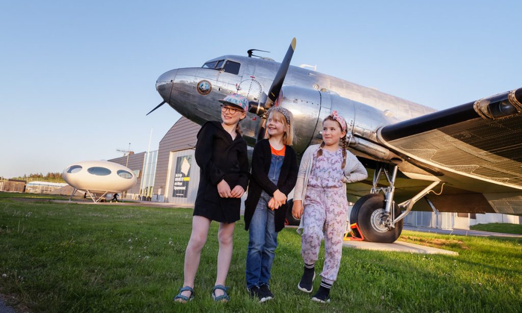 Children playing outside the Swedish Air Force Museum in Linköping