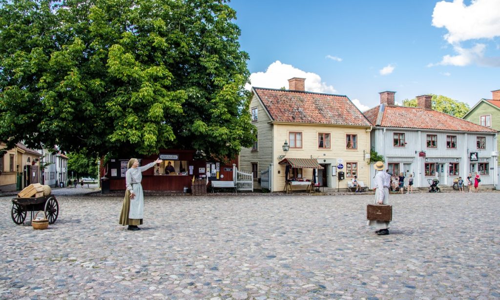 Women in historical clothes in Gamla Linköping