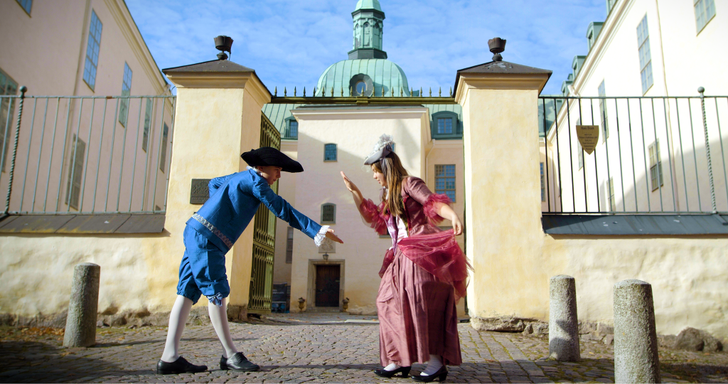 Two children dancing outside of Linköpings castle and cathedral museum